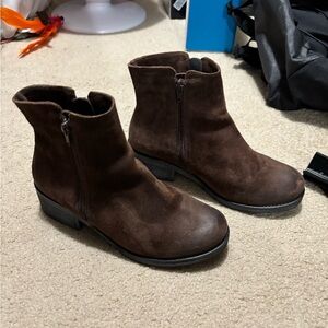 Naot Wander Bootie Size 8-8.5 Brushed Seal Brown Suede